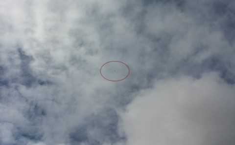 Fljúgandi fyrirbæri sveimar yfir Helluþorpi