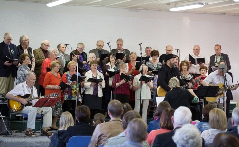 HRINGUR leikur við hvern sinn fingur