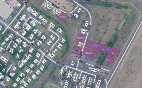 Um er að ræða 2 lóðir undir einbýlishús, eina lóð undir par eða 3ja íbúða raðhús og 2 lóðir undir 4-…