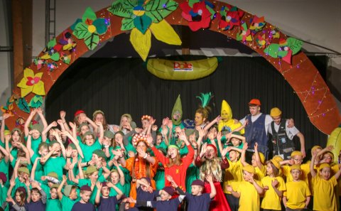 Ávaxtakarfan sett upp á vorhátíð Grunnskólans á Hellu - myndir