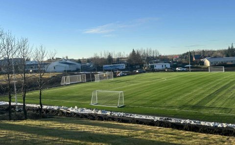 Gervigrasvöllurinn tilbúinn