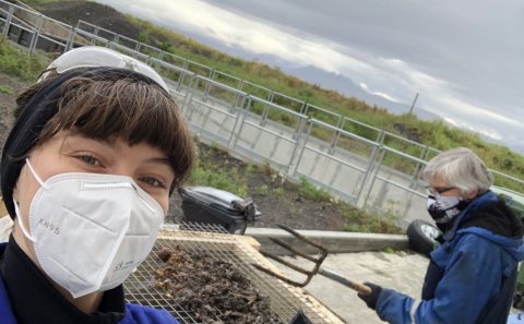 Björk Brynjarsdóttir við jarðgerðina.