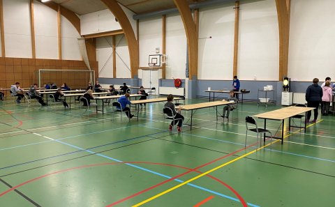 Mötuneyti Grunnskólans á Hellu líkt og annara hefur nú verið skipt upp og börnin borða í hollum með …