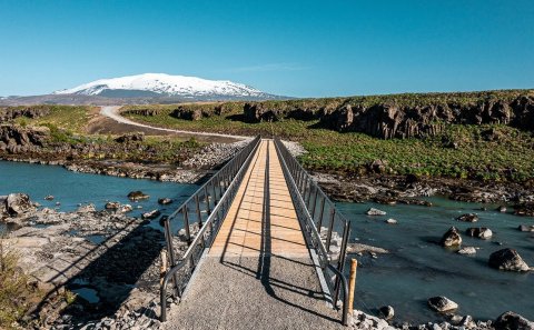 Enn um sinn verður lokað fyrir umferð hestamanna um brúna, á meðan unnið er að aðgerðum innan virkju…