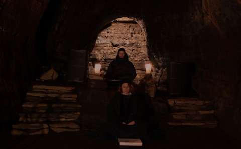 Frá viðburðinum í Kirkjuhelli við Ægissíðu. Aðeins kertaljós lýstu upp hellinn.