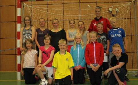 Dagný Brynjarsdóttir landsliðskona með vel heppnað knattspyrnunámskeið á Hellu