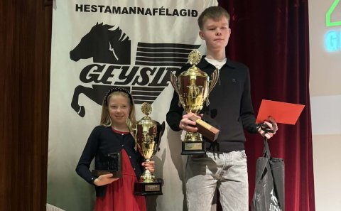 Viktoría Huld og Dagur með verðlaunin / Mynd: Hestamannafélagið Geysir