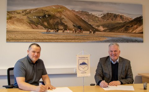 Guðmundur Jónasson formaður Umf. Heklu og Ágúst Sigurðsson, sveitarstjóri Rangárþings ytra, undirrit…