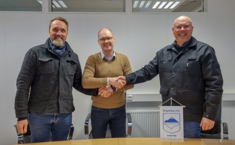 Guðmundur Ingi Hjartarson f.h. Fossdala, Jón G. Valgeirsson sveitarstjóri Rangárþings ytra og Lýður …