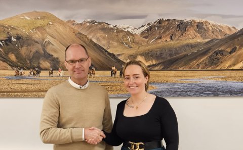 Fjóla Kristín B. Blandon og Jón G. Valgeirsson sveitarstjóri handsala ráðninguna.