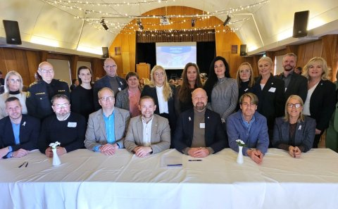 Frá undirritun samstarfsyfirlýsingarinnar á ársþingi SASS - fulltrúar allra sveitarfélaga og þjónust…