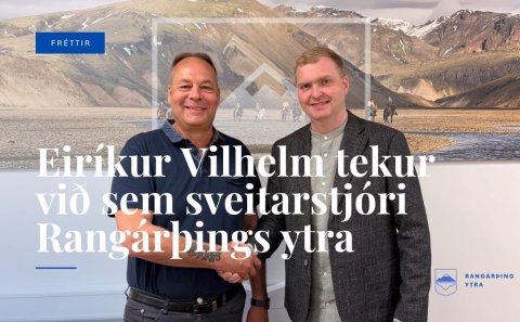 Eggert Valur Guðmundsson og Eiríkur Vilhelm Sigurðarson handsala ráðningarsamning Eiríks, sem kemur &hellip;