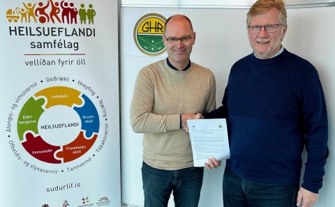 Jón Valgeirsson, sveitarstjóri RY og Guðmundur Ágúst Ingvarsson, formaður GHR handsala samninginn.