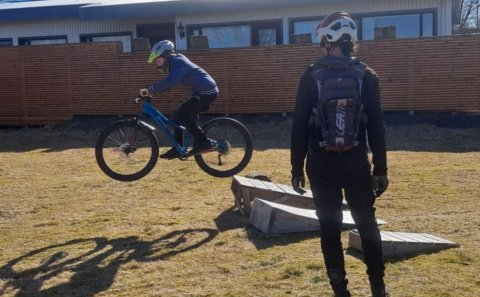 Hjólagarpur að prófa þrautirnar / mynd frá Brynhildi Sighvatsdóttur