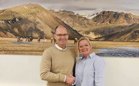 Jón G. Valgeirsson og Hulda Jónsdóttir handsala ráðninguna