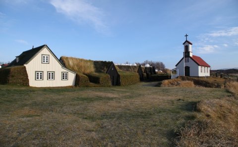 Keldnakirkja og gamli torfbærinn á Keldum