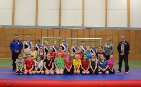 Mynd frá vígslu nýrrar dýnu fimleikadeildar UMF Heklu.