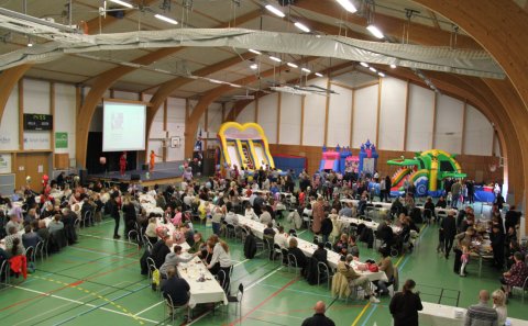 Hátíð í fullum gangi - dýrmætt að eiga stórt íþróttahús sem rúmar mörg hundruð gesti og hoppukastala…