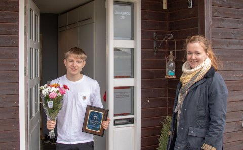 Björk Grétarsdóttir formaður heilsu-, íþrótta- og tómstundanefndar afhendir Sindra Frey viðurkenning…