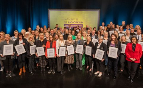 Frá afhendingu. Ljósm. Silla Páls.