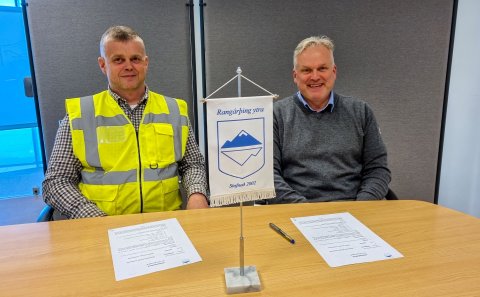 Ólafur Einarsson, Þjótanda og Ágúst Sigurðsson sveitarstjóri Rangárþings ytra þegar skrifað var undi…