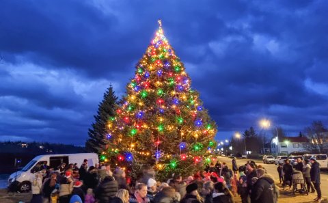 Jólaljósin tendruð á árbakkanum