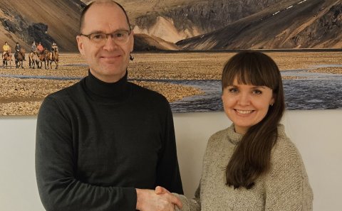 Jón sveitarstjóri býður Ösp velkomna til starfa.
