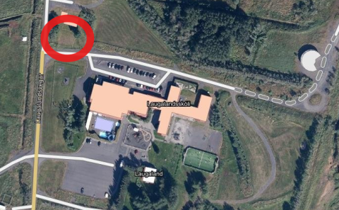 Loftmynd af skólasvæðinu á Laugalandi - umrætt svæði er innan rauða hringsins.