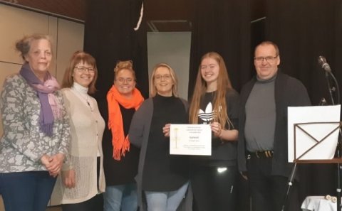 Formaður nemendaráðs Laugalandsskóla, Guðný Salvör Hannesdóttir frá Arnkötlustöðum veitti gjafabréfi…