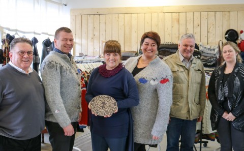 Félag sauðfjárbænda afhendir Litlu lopasjoppunni á Hellu skjöld til viðurkenningar um upprunavottorð…