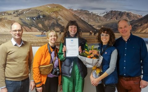 Frá viðurkenningarathöfn. f.v. Jón G. Valgeirsson sveitarstjóri Rangárþings ytra, f.h. Meltu Hrefna …