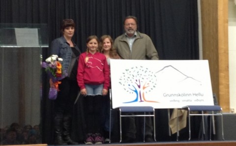 Nýtt einkennismerki Grunnskólans á Hellu afhjúpað á skólasetningunni