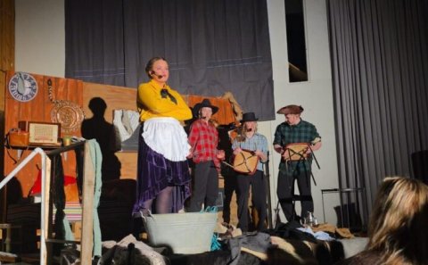 Nokkrir nemendanna á sviði // Mynd frá Laugalandsskóla