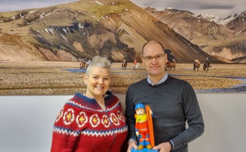 Elín Stolzenwald formaður Flugbjörgunarsveitarinnar á Hellu afhendir Jóni Valgeirssyni sveitarstjóra…