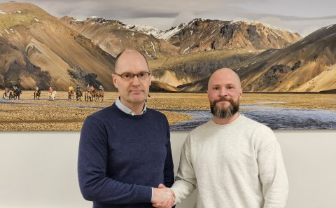 Jón G. Valgeirsson sveitarstjóri og Vilhjálmur A. Einarsson handsala samninginn.