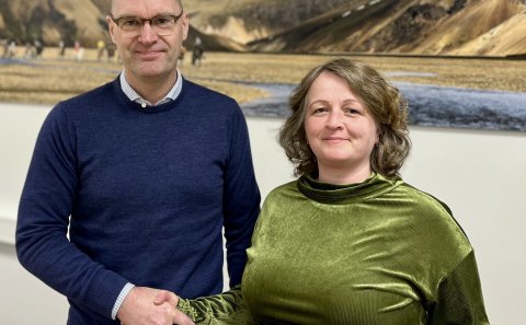 Jón G. Valgeirsson sveitarstjóri og Kristín Ósk Ómarsdóttir handsala ráðninguna.
