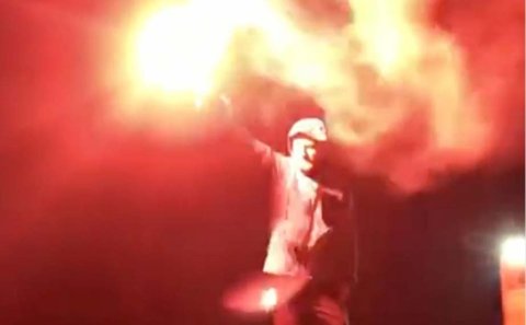 Listagjörningur með neyðarblysum 12. september