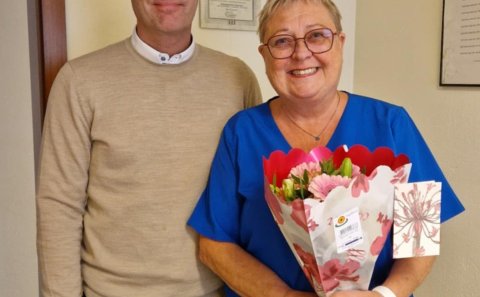 Jón G. Valgeirsson færði Sigrúnu blóm í kveðjuskyni