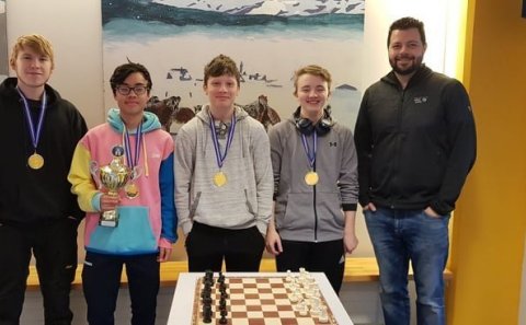 Skáksveit Grunnskólans á Hellu vann sigur í eldri flokki.