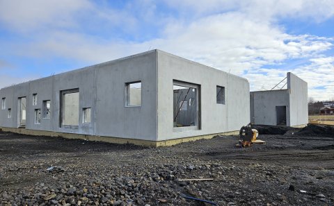 Samið vegna málningarvinnu við 2. áfanga skólabyggingar Helluskóla