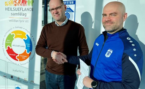 Jón Valgeirsson, sveitarstjóri RY og Magnús Ragnarsson, formaður Skotíþróttafélagsins Skyttur handsa…