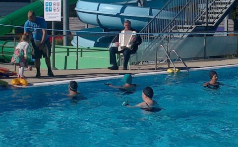 Vatnsleikfiminámskeið eldri borgara slær í gegn