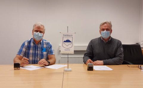 Páll Bjarnason svæðisstjóri Eflu á Suðurlandi og Ágúst Sigurðsson sveitarstjóri að kvitta undir samn…