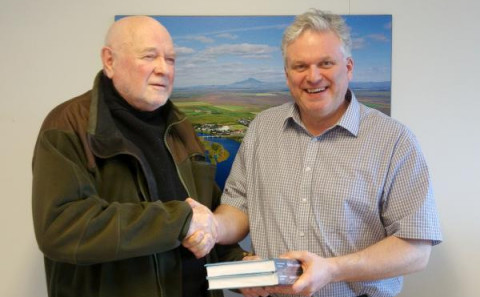 Gunnar Guðmundsson frá Heiðarbrún kom færandi hendi og færði sveitarfélaginu bækurnar að gjöf.